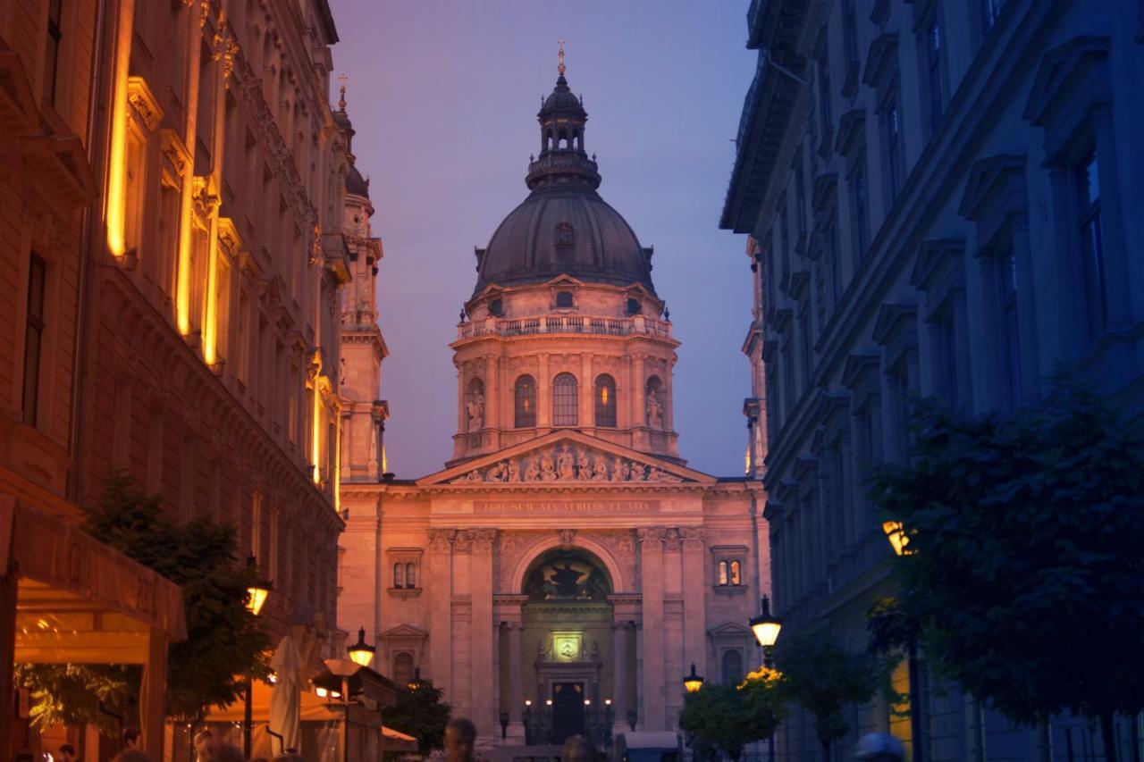 Gabi's Central Broadway Nest @ Nagymező str Budapest Kültér fotó